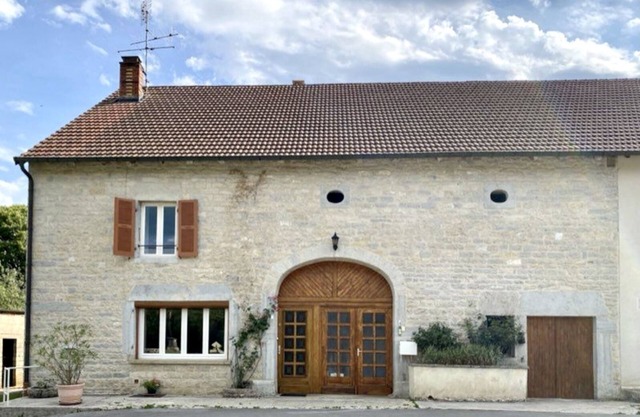 Detached house in the heart of the Jura mountains - Terrace plot - ENTIRELY enclosed - Very quiet