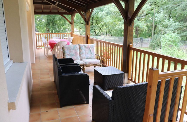 Detached house, large covered terrace, fenced garden, WIFI ACCESS