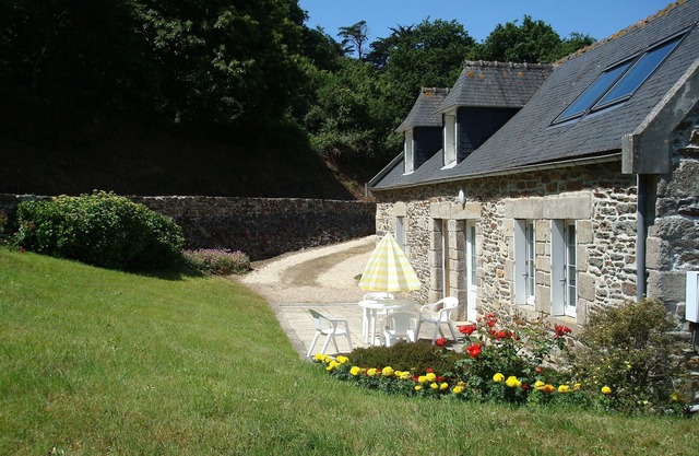 Detached house of character with garden 800m from the beach of Lestrevet