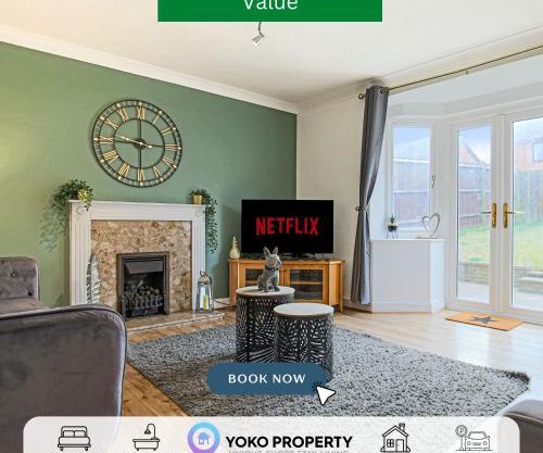 Detached House with Driveway Parking, Self Check-In, Fast Wifi and Smart TVs with Netflix by Yoko Property