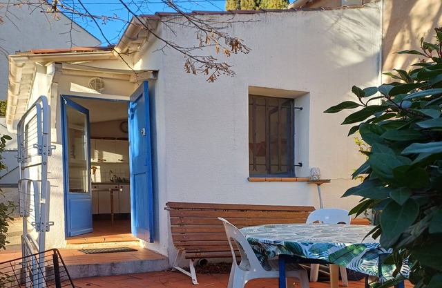 Detached one-bedroom house, terrace, garden and private parking.