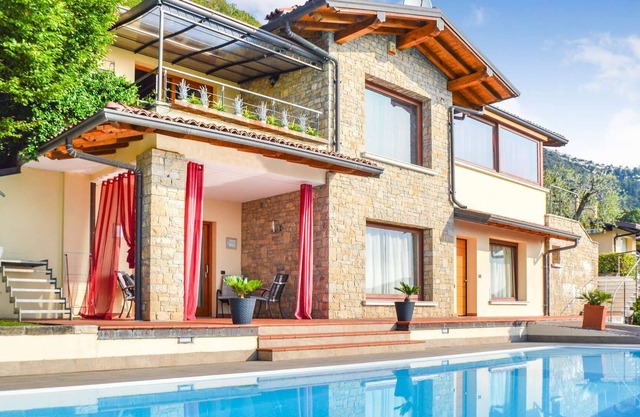 Detached villa with stunning lake views and private pool