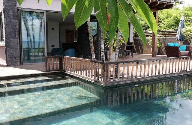 Detached villa overlooking the sea, quiet area, swimming pool, jacuzzi, garden