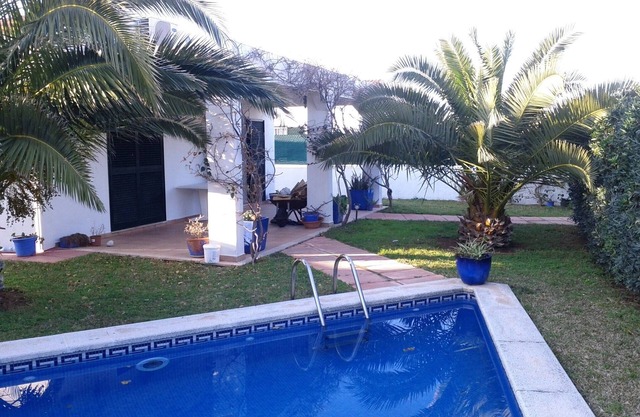 Detached villa with garden and private pool, WiFi, barbecue near the sea.