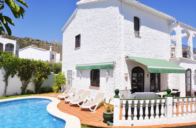 Detached villa with private pool and sea/mountain views in El Capistrano Village