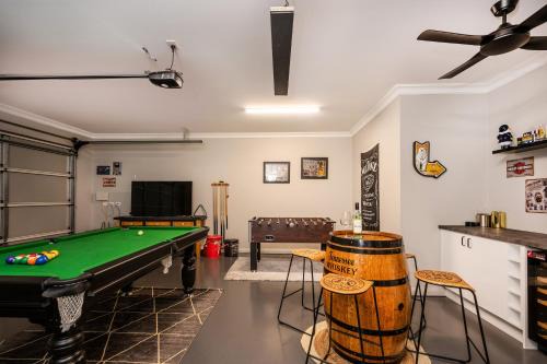 Devan House - An Entertainers' Retreat Close to Town