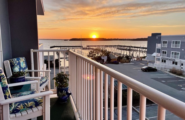 Dewey Lux Rehoboth Bay Condo: AMAZING Sunsets- 1 Block to Atlantic Ocean!