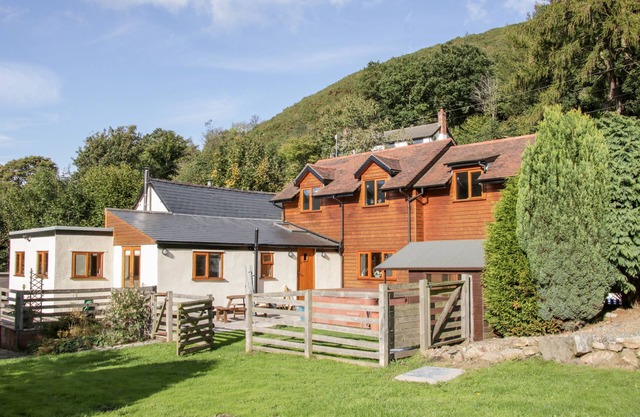 DINGLE COTTAGE, pet friendly, with hot tub in Stiperstones