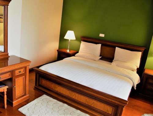 Diplomat Furnished Apartments