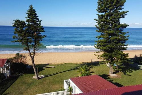 Direct Beachfront Sunrise Apartment - The Coachhouse