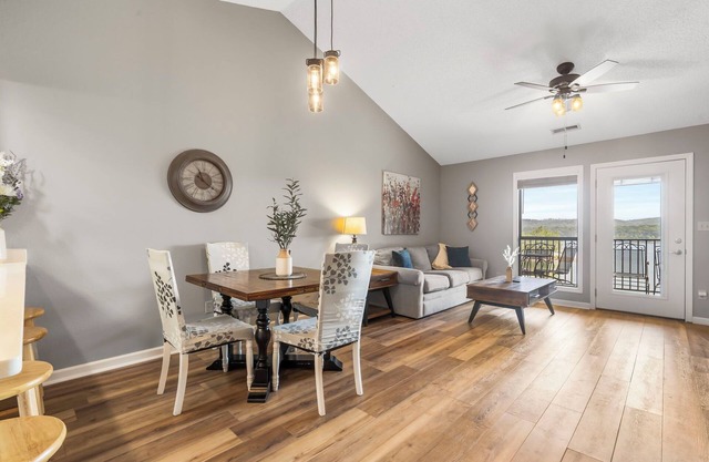 Direct Lakefront Condo, sleeps up to 4, Resort Perks and Ticket Deals!