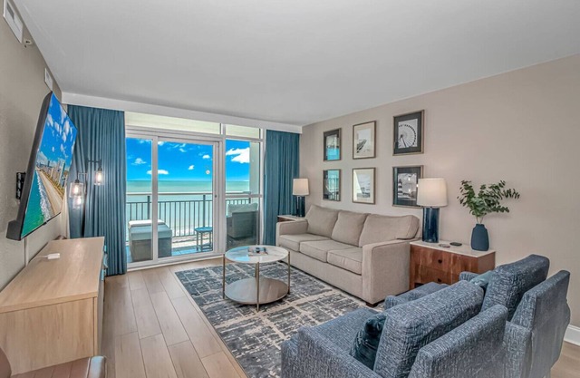 Direct Ocean Front Suite w/Full Kitchen. Newly Renovated and Centrally Located!