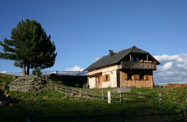 Direct view of Falkertsee, perfect furnishings and location