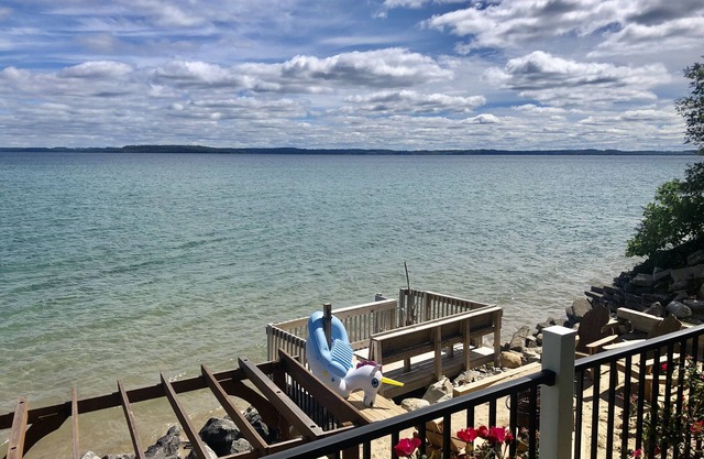 DIRECT WATERFRONT ON West Bay, AC, Firepit, 15 min to downtown Traverse City