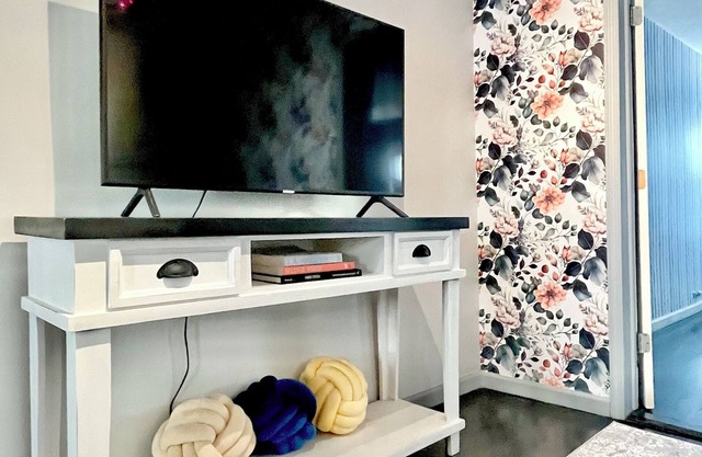 Disco House - Comfortable Beds - Steps to Highline