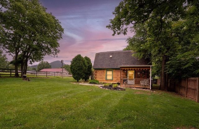 Discount avail! Couples retreat in Shenandoah, grill, firepit, 2 apts.