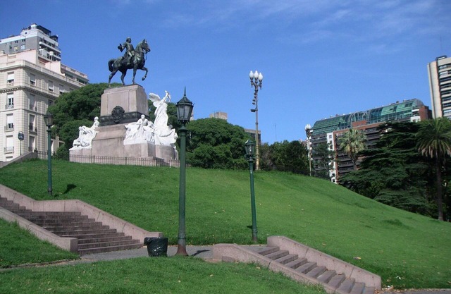 DISCOUNTED Apt. in Recoleta, just one block from subway station!
