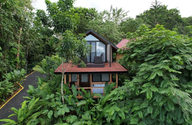 Discover cozy cabin with jacuzzi near La Fortuna at only 25 minutes drive