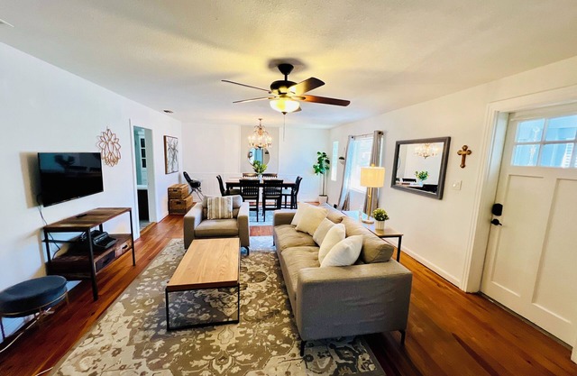 "Discover Longwood's Historic Gems: Cozy 3BR VRBO - Your Home Away!"