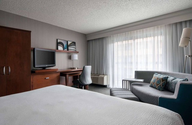 Discover Los Angeles Beauty! Free Airport Shuttle, Seasonal Pool, Pets Allowed!