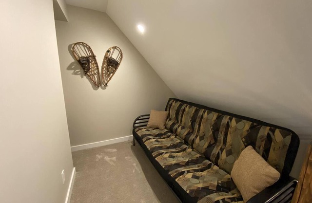Discover modern mountain living at its finest in our beautifully renovated ski-in/ski-out townhouse.