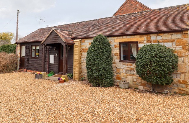 DISTILLERS COTTAGE, pet friendly, with open fire in Blackwell