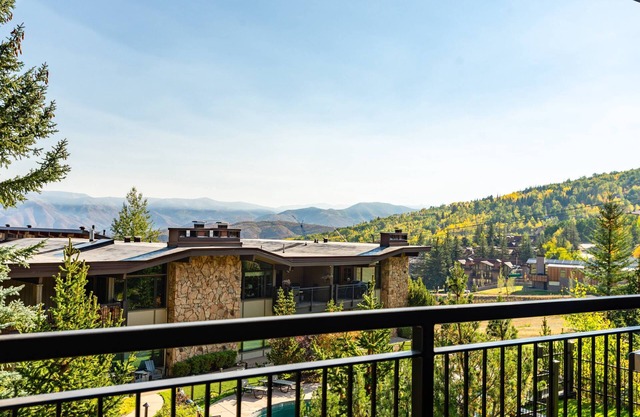 Distinctive Snowmass Shadowbrook Condo. Mountain View! Pool/Hot Tub, Bonus Sleeping Den, FP, Balcony