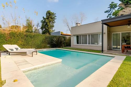 Divina casa con parque y Piscina climatizada en mini barrio cerrado