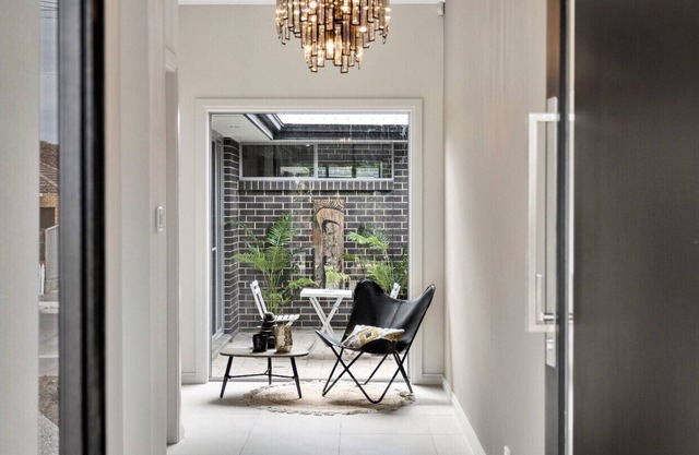 Divine on Dudley - Modern Home in Excellent Location