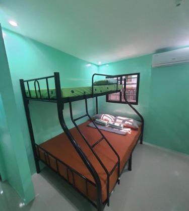 Divine's Crib, Fully Airconditioned!