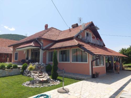 Djokić 3 sa bazenom