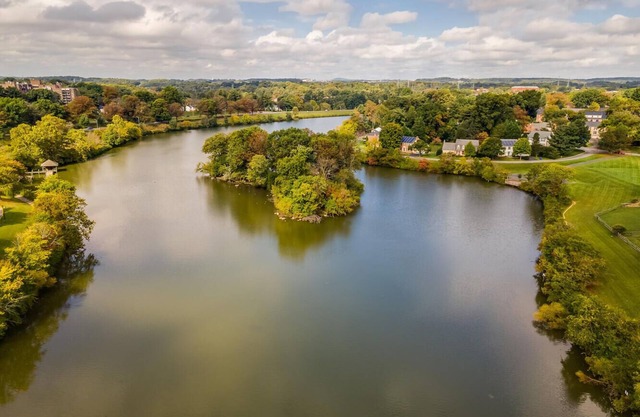 DMV 6BR Luxury Lake House with Firepit, Game Room