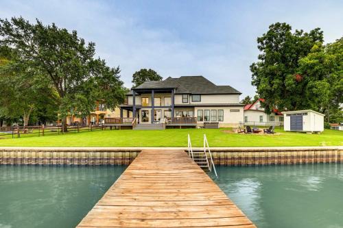 Dock and Hot Tub! High-End Cedar Creek Lake Retreat