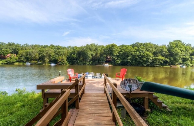 Dock & Resort Perks: Quiet Lakefront Cottage