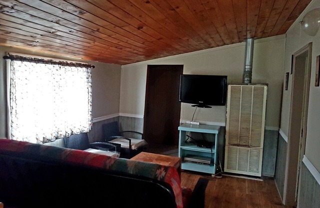 Dock Side Cabin In North Frontenac