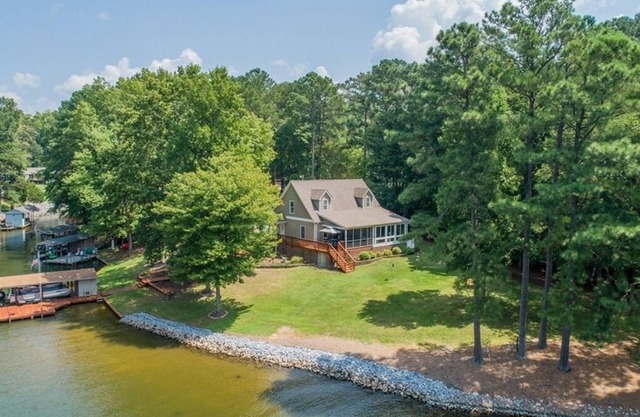 Dog Friendly, 370+ ft of Waterfront, dock access and kayaks!
