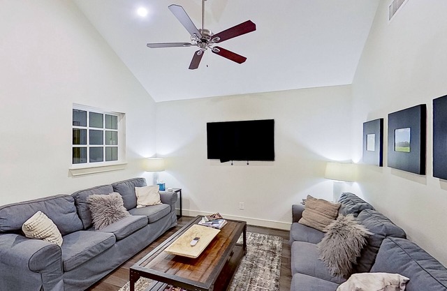 Dog-friendly aparthotel with pool & firepit access, screened-in porch, & AC