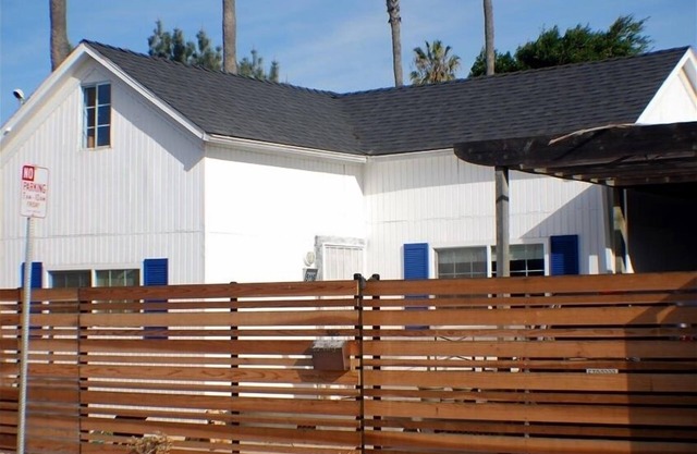 Dog Friendly Beach Cottage, Private Yard - one block to Water & Dog Beach