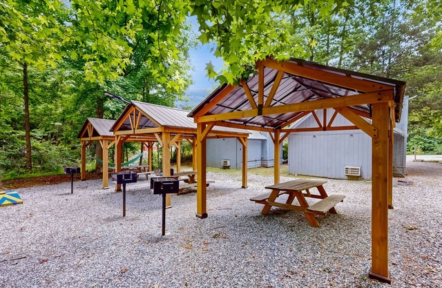 Dog-friendly, cozy cottage retreat w/peaceful surroundings & mountain views