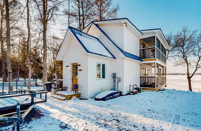 Dog-friendly cabin with amazing lakefront views, fireplace, BBQ, & W/D