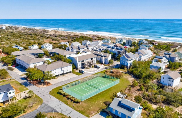 Dog-friendly coastal condo with beach access, tennis courts, balcony & fast WiFi