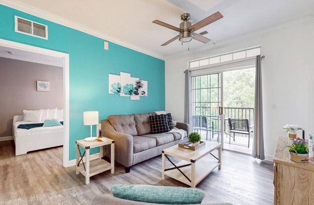 Dog-friendly condo with balcony, pool, W/D, fast WiFi, gym, children’s pool, AC