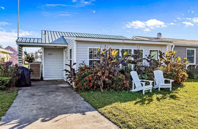 Dog-friendly cottage minutes to beach with patio, grill, washer/dryer, & AC