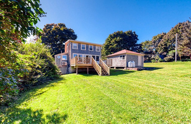Dog-friendly cottage with amazing bay views & deck - snowbirds welcome