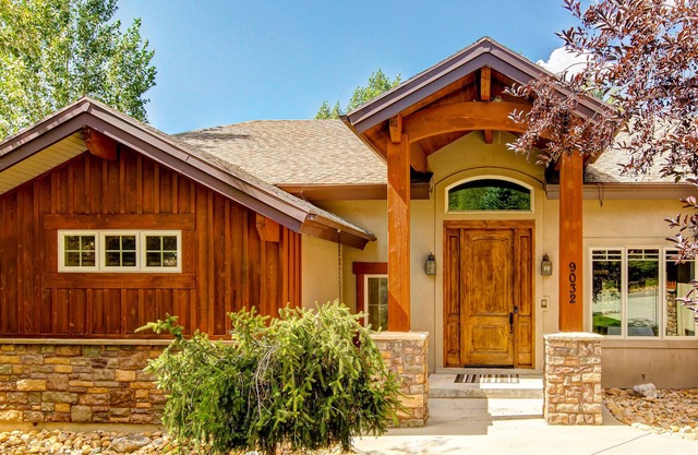 Dog-friendly home on golf course with 3 gas fireplaces, pool table & 2 kitchens