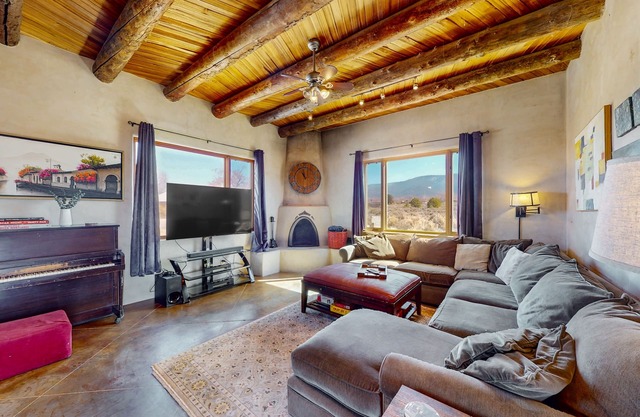 Dog-friendly home with amazing Taos Mountain & El Salto views, W/D, & jetted tub