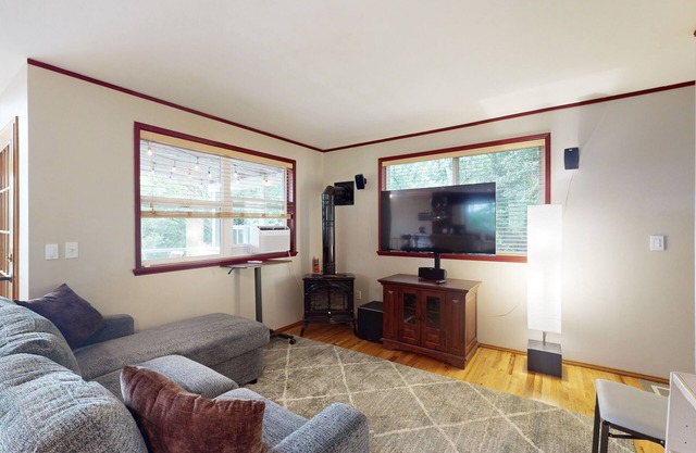 Dog-friendly house w/enclosed yard, dedicated workspace, gas grill, W/D