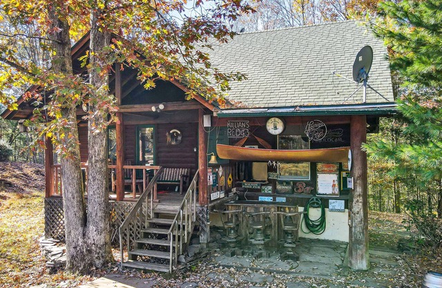 Dog-friendly log cabin with great outdoor bar, firepit, fireplace & porches