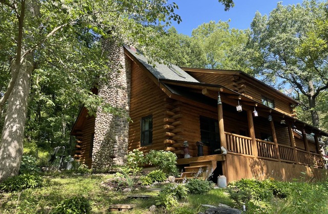 Dog-Friendly Log Home On Fox River IL Near Starved Rock, Porch, Deck, Firepit