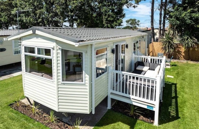 Dog Friendly* Lovely Caravan by the Beach at Lyon’s Lido Beach Prestatyn